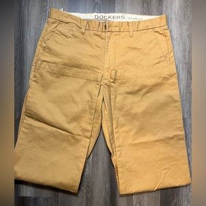 Docker D3 Classic Fit Chinos